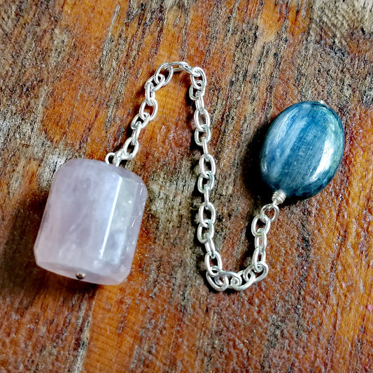 Pendel aus Rosenquarz und blauem Kyanit an einer Silberkette – Ein Werkzeug der Wahrsagerei – Stärken Sie sich selbst!