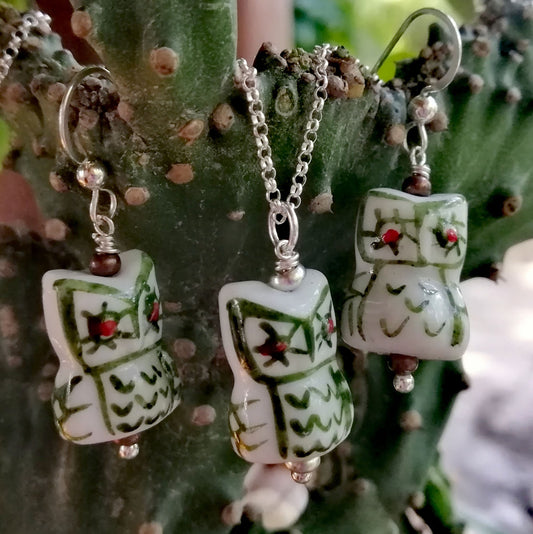 Set aus Halskette und Ohrringen, weiße Eule mit grünen Federn und roten Augen