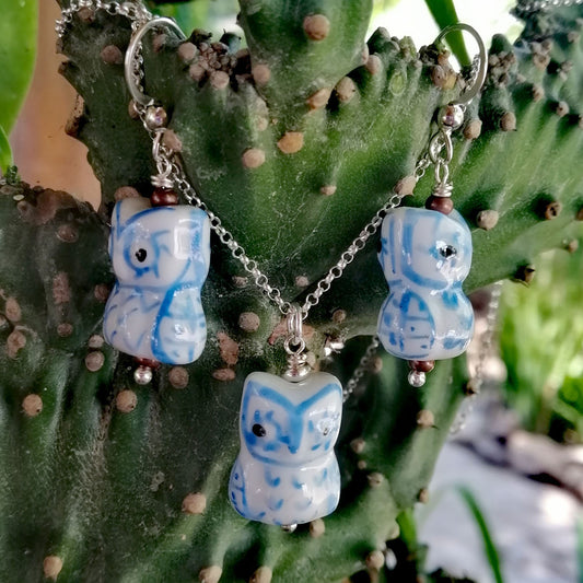Ensemble collier et boucles d'oreilles hibou blanc avec plumes bleues